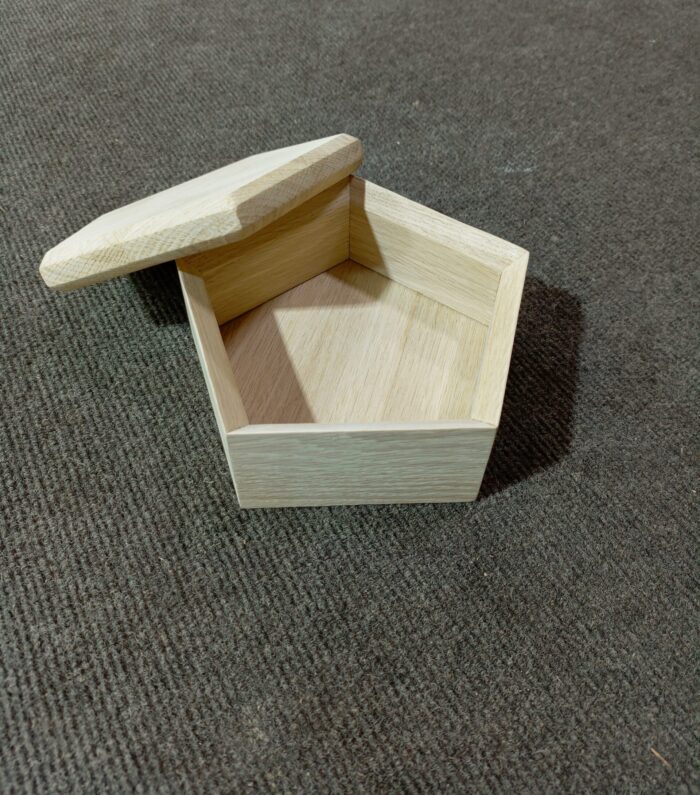 Пятиугольная шкатулка из дуба