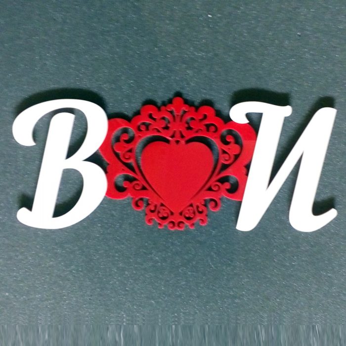 свадебный декор на ака сердце и инициалы молодых